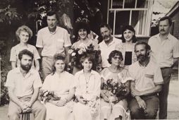 1990-е. Коллектив Орловской детской школы изобразительных искусств.  М.А. Шураев – во 2-м ряду, третий справа. Фото из архива Э.И. Галактионова