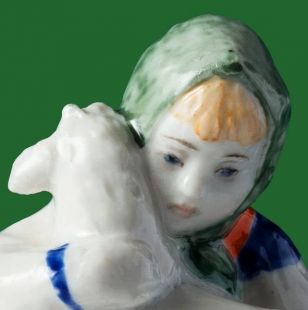Н.А. Малышева. Скульптура «Аленушка с козленком». Фрагмент.  Фарфор, полихромная роспись.