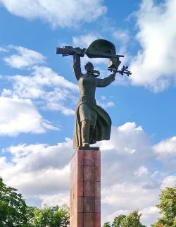 Скульптор А.Н. Бурганов, архитектор А.А. Заварзин.  Памятник Героям Гражданской войны («Каховка») на Брестской ул. в Орле. Фрагмент. 1976. Медь, красный гранит.