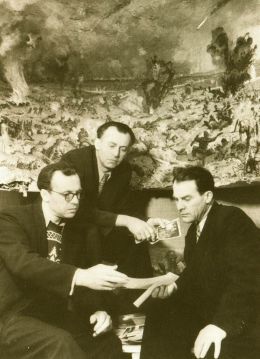 А.И. Курнаков, Л.И. Курнаков, Г.В. Дышленко. У первой диорамы. 1960 год