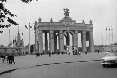 Главные ворота и Центральный павильон выставки ВДНХ. Фото 1965 г.