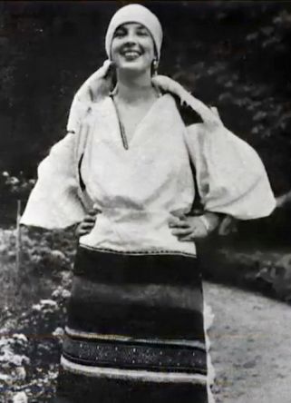 И.В. Скарятина в образе крестьянки, в парке усадьбы Троицкое. Фотография 1914 г. Фрагмент