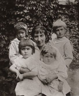 Зинаида Серебрякова с детьми в усадьбе Нескучное. 1914