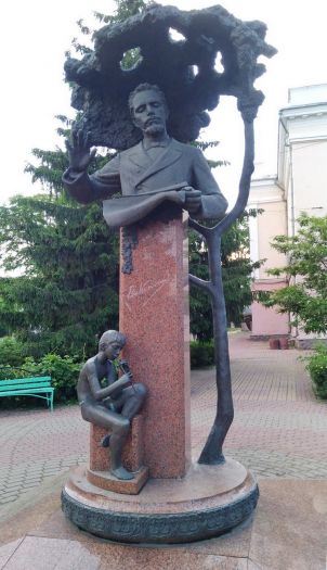 Скульптор Л.М. Бугай (1935-2012).  Архитектор В.Н. Блинов (1947-2020).  Памятник композитору В.С. Калинникову (1866-1901). 2009. Бронза, красный гранит.