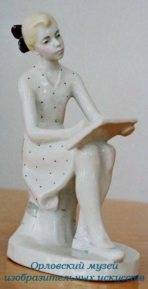 Л.М. Бугай (1935-2012). Автор формы.  Е.Н. Лупанова (1910-1973). Автор росписи.  Статуэтка «Юная художница». 1962. Фарфор, надглазурная полихромная роспись. Высота - 19,3 см.  Выполнена на Ленинградском фарфоровом заводе им. М.В. Ломоносова.  Орловский музей изобразительных искусств.