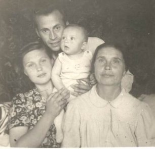 Семья Курнаковых.&nbsp;  Александра Павловна, Андрей Ильич, Борис, Полина Петровна.&nbsp;  г. Орел. 1948 г.