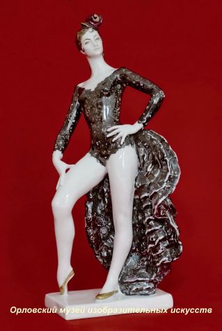 Н.А. Малышева. Скульптура «Майя Плисецкая. Кармен». 1968.   Фарфор, лепка; надглазурная полихромная роспись, процарапывание; золочение, цировка.  Высота - 31,6 см. Орловский музей изобразительных искусств